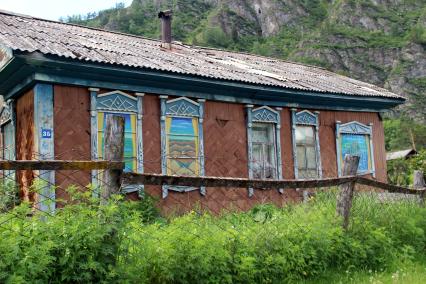 Горный Алтай, село Анос. Один из сельских домов.