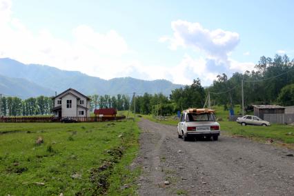 Горный Алтай, село Анос. Машина на сельской дороге.