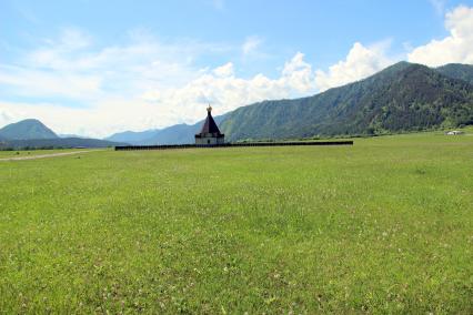 Горный Алтай, храм Андрея Первозванного. Вид на храм.