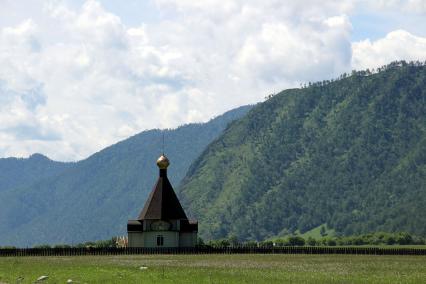 Горный Алтай, храм Андрея Первозванного. Вид на храм.