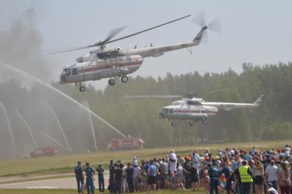 Ногинск. Вертолеты Ми-8 и во время демонстрационных учений МЧС РФ в рамках XII Международного салона средств обеспечения безопасности `Комплексная безопасность-2019` на полигоне Ногинского спасательного центра МЧС России.