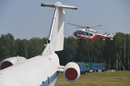 Ногинск.  Вертолет Центра экстренной медицинской помощи (ЦЭМП) во время демонстрационных учений МЧС РФ в рамках XII Международного салона средств обеспечения безопасности `Комплексная безопасность-2019` на полигоне Ногинского спасательного центра МЧС России.