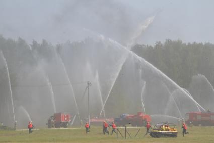 Ногинск.   Демонстрационные учения МЧС РФ в рамках XII Международного салона средств обеспечения безопасности `Комплексная безопасность-2019` на полигоне Ногинского спасательного центра МЧС России.