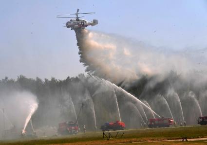 Ногинск. Вертолет Ка-32 во время демонстрационных учений МЧС РФ в рамках XII Международного салона средств обеспечения безопасности `Комплексная безопасность-2019` на полигоне Ногинского спасательного центра МЧС России.