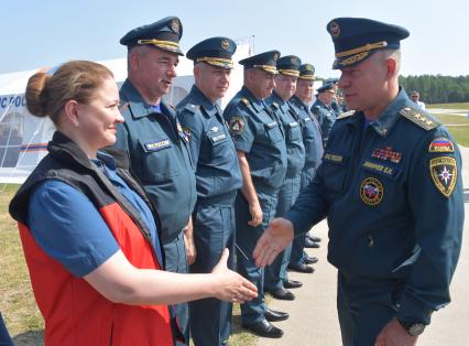 Ногинск. Министр по делам гражданской обороны, чрезвычайным ситуациям и ликвидации последствий стихийных бедствий Евгений Зиничев (справа) во время демонстрационных учений МЧС РФ в рамках XII Международного салона средств обеспечения безопасности `Комплексная безопасность-2019` на полигоне Ногинского спасательного центра МЧС России.