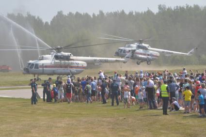 Ногинск. Вертолеты Ми-8  и во время демонстрационных учений МЧС РФ в рамках XII Международного салона средств обеспечения безопасности `Комплексная безопасность-2019` на полигоне Ногинского спасательного центра МЧС России.