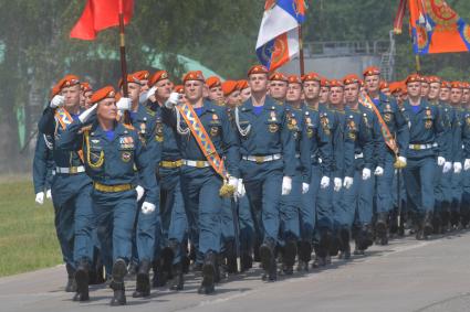 Ногинск.  Сотрудники МЧС РФ во время демонстрационных учений в рамках XII Международного салона средств обеспечения безопасности `Комплексная безопасность-2019` на полигоне Ногинского спасательного центра МЧС России.