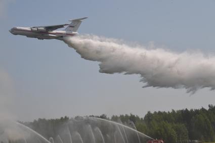 Ногинск. Самолет Ил-76ТД во время демонстрационных учений МЧС РФ в рамках XII Международного салона средств обеспечения безопасности `Комплексная безопасность-2019` на полигоне Ногинского спасательного центра МЧС России.