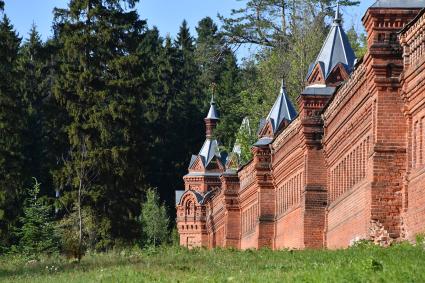 Московская область.  Стены и угловая башня Гефсиманского  Черниговского скита  Троице-Сергиевой лавры.