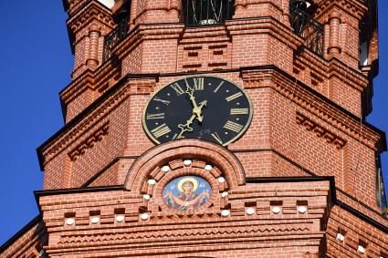 Московская область. Часы на колокольне Гефсиманского Черниговского скита Троице-Сергиевой лавры.