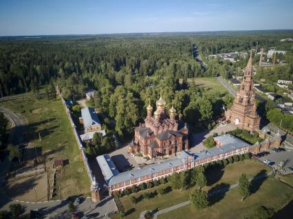 Московская область.  Вид сверху на  церковь  и колокольню  Гефсиманского Черниговского скита  Троице-Сергиевой лавры.