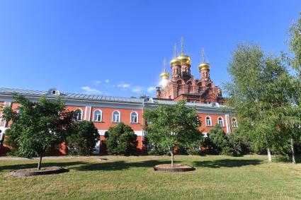 Московская область.  Вид на Черниговский скит Троице-Сергиевой лавры.