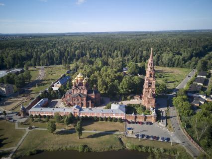 Московская область. Вид сверху на церковь и колокольню Гефсиманского Черниговского скита Троице-Сергиевой лавры.