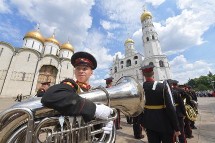 Москва. Во время торжественной церемонии объединеннго выпуска Московского суворовского военного училища, Московского военно-музыкального училища им. В.М.Халилова и Московского кадетского  корпуса`Пансион воспитанниц Министерства обороны РФ` на Соборной площади Кремля.