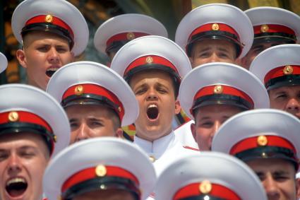 Москва. Во время торжественной церемонии объединеннго выпуска Московского суворовского военного училища, Московского военно-музыкального училища им. В.М.Халилова и Московского кадетского  корпуса`Пансион воспитанниц Министерства обороны РФ` на Соборной площади Кремля.