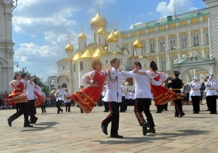 Москва. Во время торжественной церемонии объединеннго выпуска Московского суворовского военного училища, Московского военно-музыкального училища им. В.М.Халилова и Московского кадетского  корпуса`Пансион воспитанниц Министерства обороны РФ` на Соборной площади Кремля.