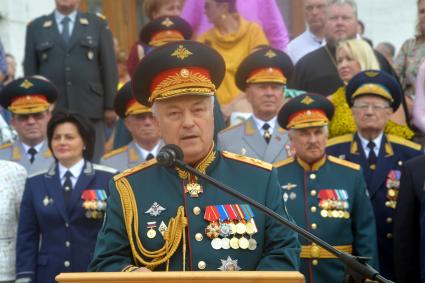 Москва.  Выступление заместителя министра обороны РФ Николая Панкова во время торжественной церемонии объединеннго выпуска Московского суворовского военного училища, Московского военно-музыкального училища им. В.М.Халилова и Московского кадетского  корпуса`Пансион воспитанниц Министерства обороны РФ` на Соборной площади Кремля.