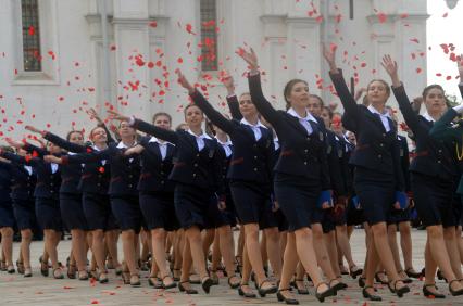 Москва. Во время торжественной церемонии объединеннго выпуска Московского суворовского военного училища, Московского военно-музыкального училища им. В.М.Халилова и Московского кадетского  корпуса`Пансион воспитанниц Министерства обороны РФ` на Соборной площади Кремля.