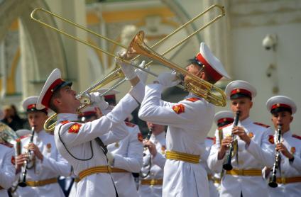 Москва. Во время торжественной церемонии объединеннго выпуска Московского суворовского военного училища, Московского военно-музыкального училища им. В.М.Халилова и Московского кадетского  корпуса`Пансион воспитанниц Министерства обороны РФ` на Соборной площади Кремля.