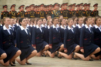 Москва. Во время торжественной церемонии объединеннго выпуска Московского суворовского военного училища, Московского военно-музыкального училища им. В.М.Халилова и Московского кадетского  корпуса`Пансион воспитанниц Министерства обороны РФ` на Соборной площади Кремля.