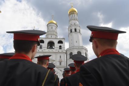 Москва. Во время торжественной церемонии объединеннго выпуска Московского суворовского военного училища, Московского военно-музыкального училища им. В.М.Халилова и Московского кадетского  корпуса`Пансион воспитанниц Министерства обороны РФ` на Соборной площади Кремля.