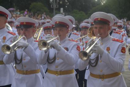 Москва. Во время торжественной церемонии объединеннго выпуска Московского суворовского военного училища, Московского военно-музыкального училища им. В.М.Халилова и Московского кадетского  корпуса`Пансион воспитанниц Министерства обороны РФ` на Соборной площади Кремля.