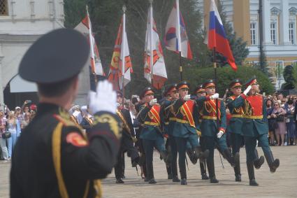 Москва. Во время торжественной церемонии объединеннго выпуска Московского суворовского военного училища, Московского военно-музыкального училища им. В.М.Халилова и Московского кадетского  корпуса`Пансион воспитанниц Министерства обороны РФ` на Соборной площади Кремля.