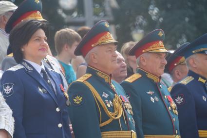 Москва.  Заместитель министра обороны РФ Николай Панков ( в центре) во время торжественной церемонии объединеннго выпуска Московского суворовского военного училища, Московского военно-музыкального училища им. В.М.Халилова и Московского кадетского  корпуса`Пансион воспитанниц Министерства обороны РФ` на Соборной площади Кремля.