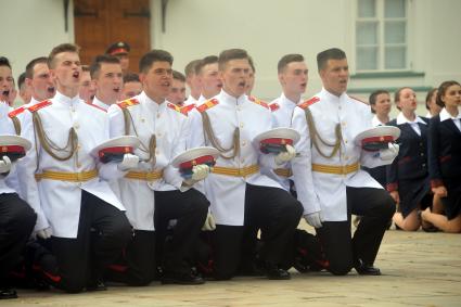 Москва. Во время торжественной церемонии объединеннго выпуска Московского суворовского военного училища, Московского военно-музыкального училища им. В.М.Халилова и Московского кадетского  корпуса`Пансион воспитанниц Министерства обороны РФ` на Соборной площади Кремля.