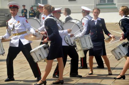 Москва. Во время торжественной церемонии объединеннго выпуска Московского суворовского военного училища, Московского военно-музыкального училища им. В.М.Халилова и Московского кадетского  корпуса`Пансион воспитанниц Министерства обороны РФ` на Соборной площади Кремля.