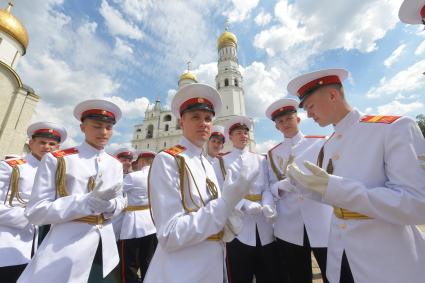 Москва. Во время торжественной церемонии объединеннго выпуска Московского суворовского военного училища, Московского военно-музыкального училища им. В.М.Халилова и Московского кадетского  корпуса`Пансион воспитанниц Министерства обороны РФ` на Соборной площади Кремля.