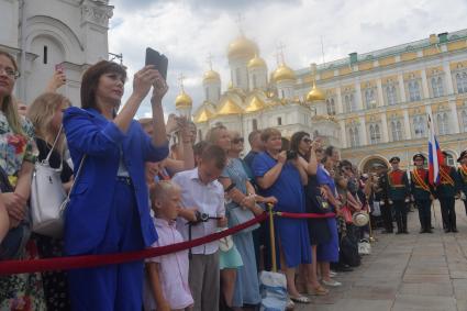 Москва. Во время торжественной церемонии объединеннго выпуска Московского суворовского военного училища, Московского военно-музыкального училища им. В.М.Халилова и Московского кадетского  корпуса`Пансион воспитанниц Министерства обороны РФ` на Соборной площади Кремля.