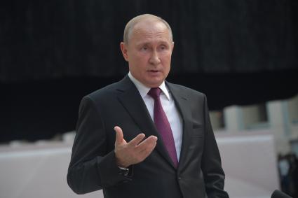 Москва. Президент России Владимир Путин во время подхода к прессе после ежегодной специальной программы `Прямая линия с Владимиром Путиным`в Гостином дворе.