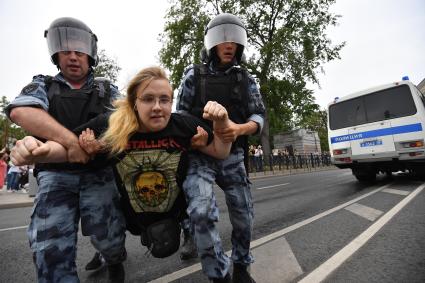 Москва.  Сотрудники ОМОНА во время акции в поддержку журналиста интернет-издания `Медуза`Ивана Голунова.