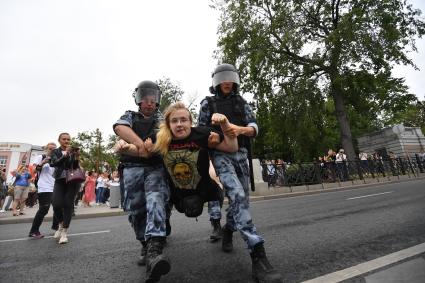 Москва.  Сотрудники ОМОНА во время акции в поддержку журналиста интернет-издания `Медуза`Ивана Голунова.