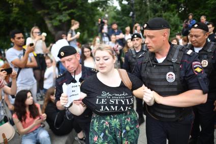 Москва.  Сотрудники полиции проводят задержание во время акции в поддержку журналиста интернет-издания `Медуза`Ивана Голунова.