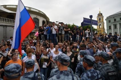 Москва.  Сотрудники ОМОНА во время акции в поддержку журналиста интернет-издания `Медуза`Ивана Голунова.