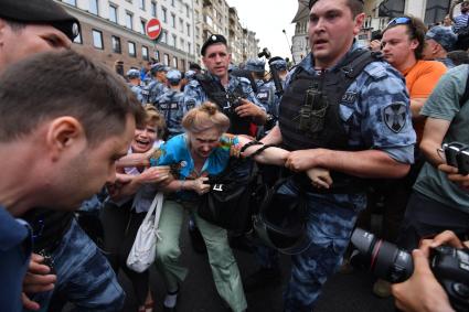 Москва.  Сотрудники ОМОНА во время акции в поддержку журналиста интернет-издания `Медуза`Ивана Голунова.