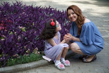 Сочи. Актриса Валентина Рубцова с дочерью Софией.