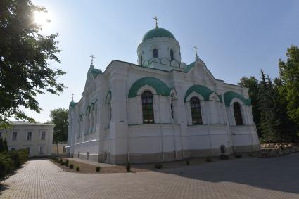 Московская область. Вид на храм Пресвятой Живоначальной Троицы  Николо-Берлюковского  мужского монастыря.