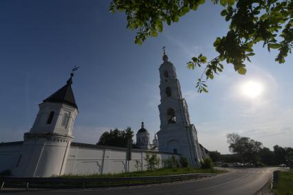 Московская область.  Вид на колокольню  Николо-Берлюковского  мужского монастыря.