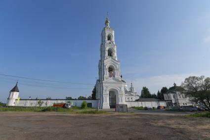 Московская область.  Вид на колокольню  Николо-Берлюковского  мужского монастыря.