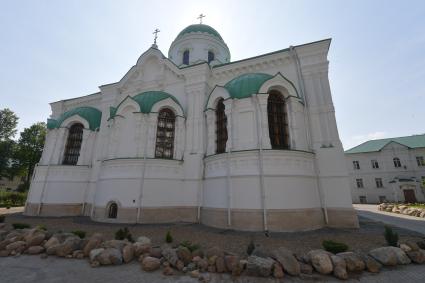 Московская область.  Вид на храм  Троицы Живоначальной  Николо-Берлюковского  мужского монастыря.