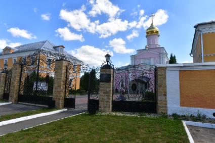 Московская область, Новофедоровское. Вид на главные ворота монастыря и храм Святой Троицы.