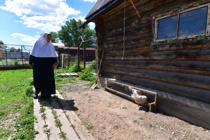 Московская область, Новофедоровское.  Монахиня на хозяйственной территории Троице-Одигитриевской  Зосимовой  пустыни.