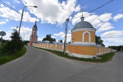 Московская область, Новофедоровское. Вид на монастырские стены Троице-Одигитриевской  пустыни.