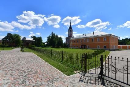 Московская область, Новофедоровское.  Вид на территорию Троице-Одигитриевской  Зосимовой  пустыни.