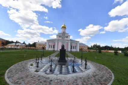 Московская область, Новофедоровское.   Памятный крест на территории Троице-Одигитриевской  Зосимовой  пустыни.