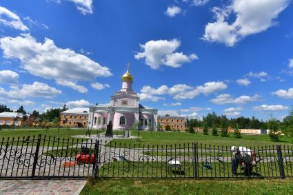 Московская область, Новофедоровское.  Вид на территорию Троице-Одигитриевской  Зосимовой  пустыни.