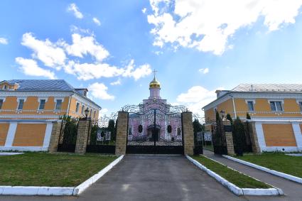 Московская область, Новофедоровское. Вид на главные ворота монастыря и храм Святой Троицы.